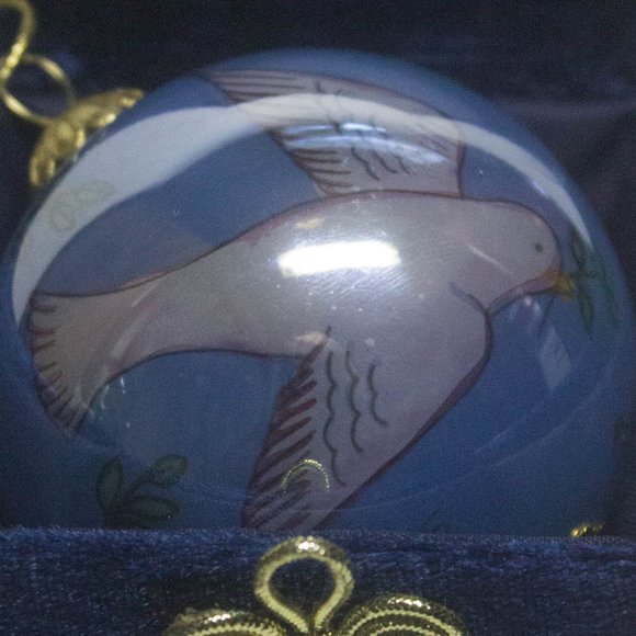 Pier 1 2005 Peace Doves Hand Painted Li Bien 2.5" Glass Ornament - Picture 3 of 7